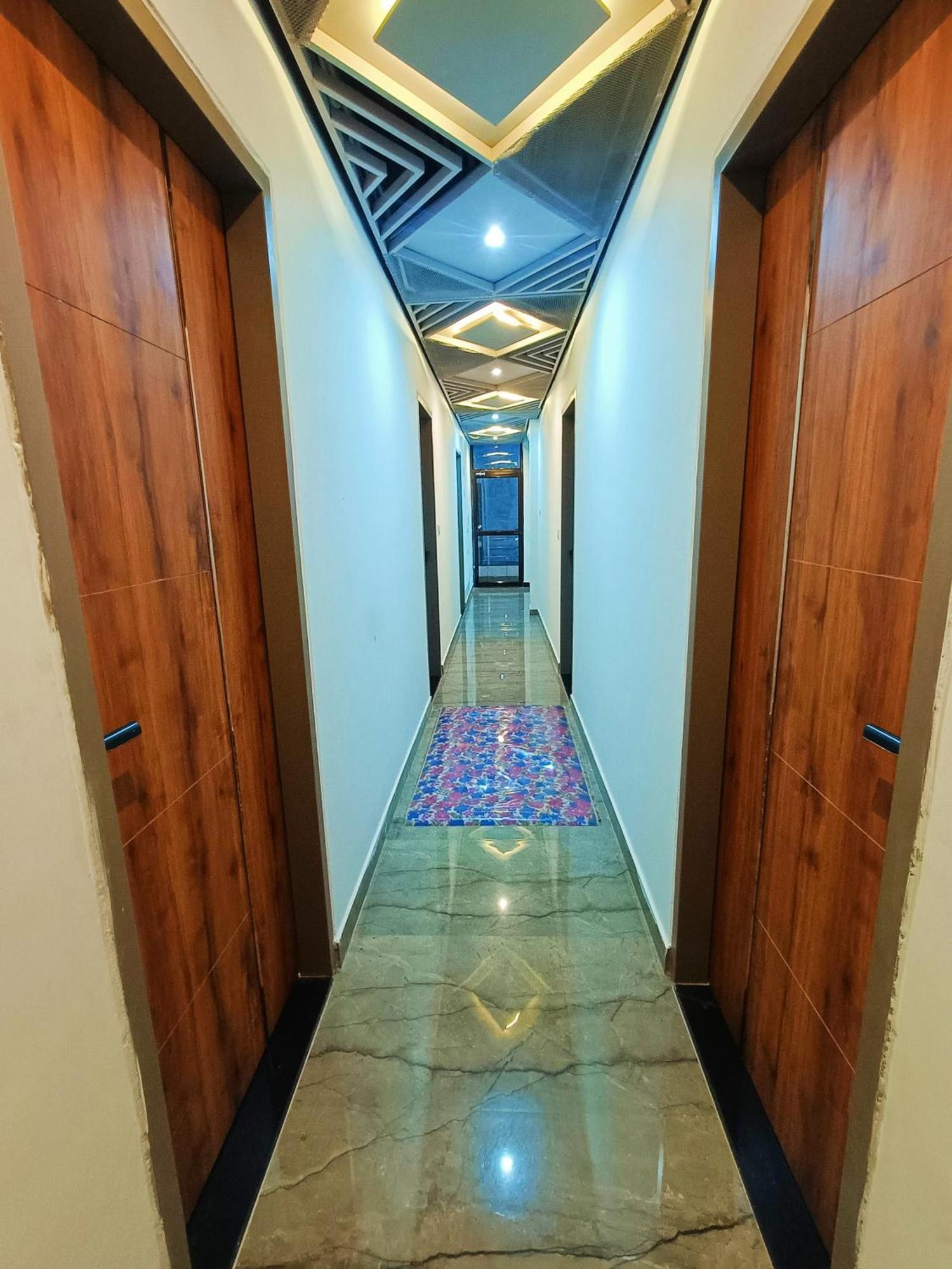Hotel Shri Radha Rani Kripa Dham à Mathura Extérieur photo