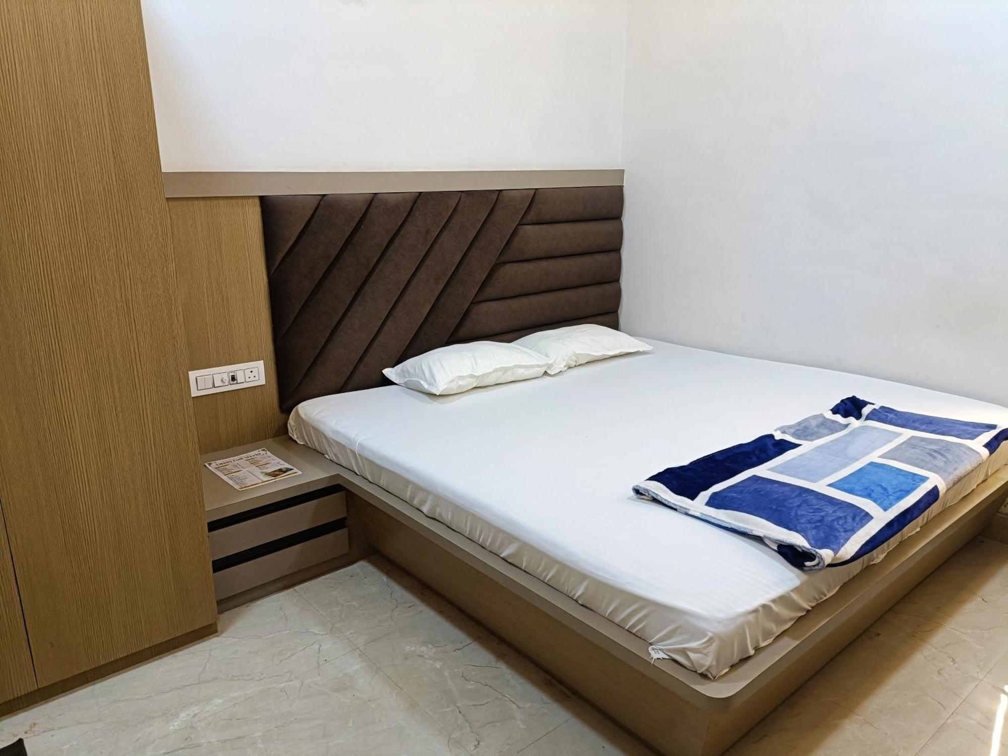 Hotel Shri Radha Rani Kripa Dham à Mathura Extérieur photo